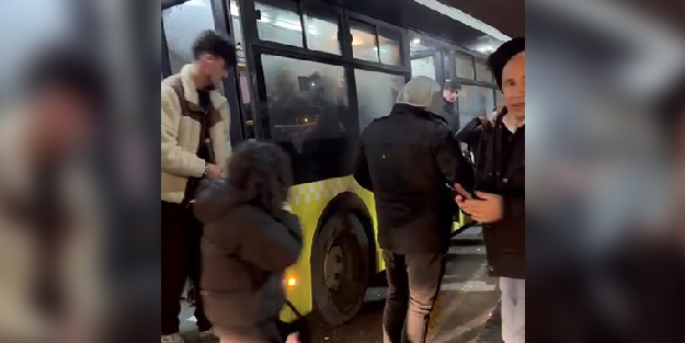 İmamoğlu artık vatandaşın canına kast ediyor! İETT'yi dumanlar kapladı kapılar açılmadı... Panik dolu anlar kamerada