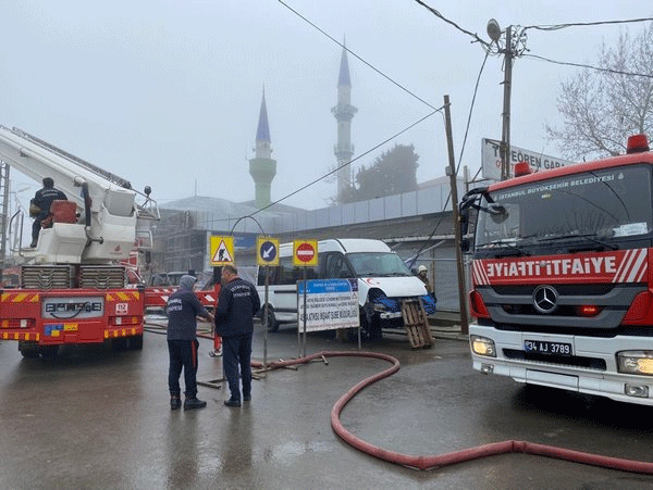 İmamoğlu göreve geldikten bu yana felaketler İstanbul’un yakasını bırakmıyor Bir facia daha! Doğal gaz borusunu patlattı İşyerleri, arabalar yandı yaralılar var