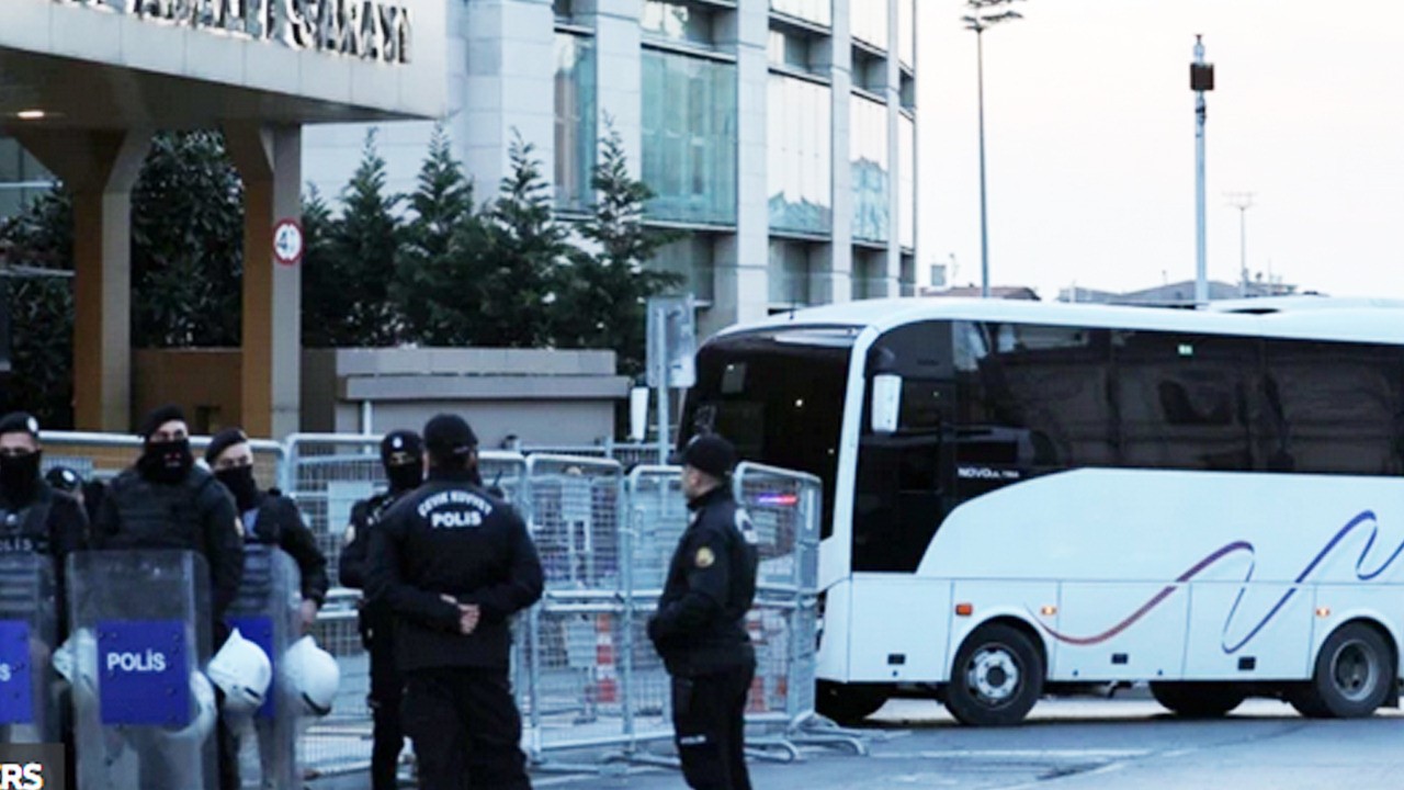 İmamoğlu köşeye sıkıştı! 9 yıldır asfalt olmayan yer, Ekrem villayı alınca yapılmış