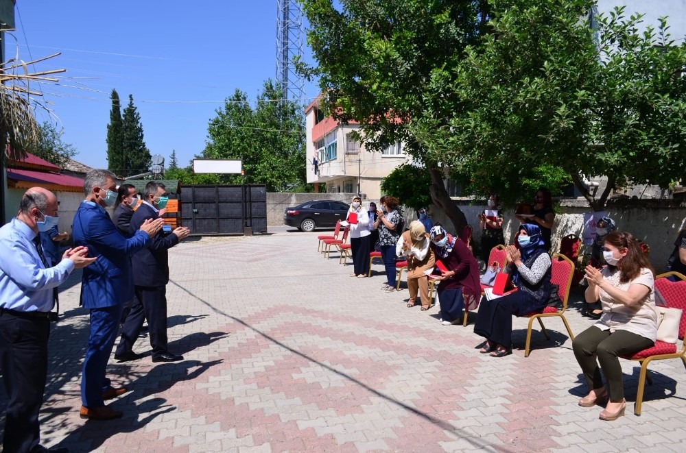 İmamoğlu nüfusunun iki katı maske üretip halka dağıttılar 