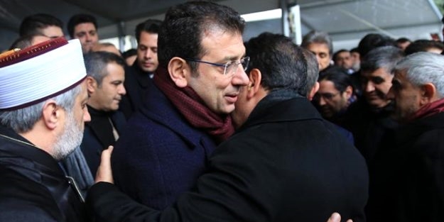 AK Partili Başkan İmamoğlu'na böyle sarıldı