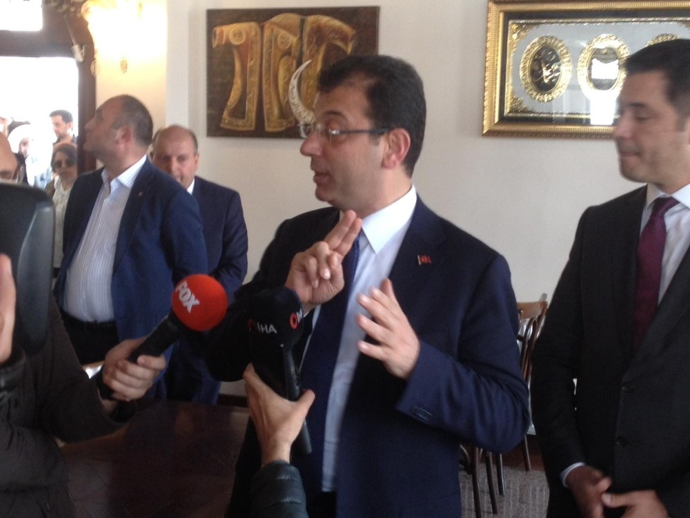 İmamoğlu ve Yavaş cuma namazını Hacı Bayram Camii’nde kıldı 