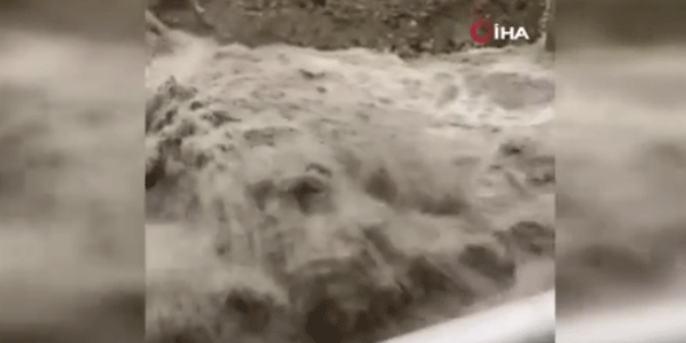 İmamoğlu'nun '10 milyar lira harcayıp altyapı sorununu çözdüğü' Esenyurt'ta su baskını!