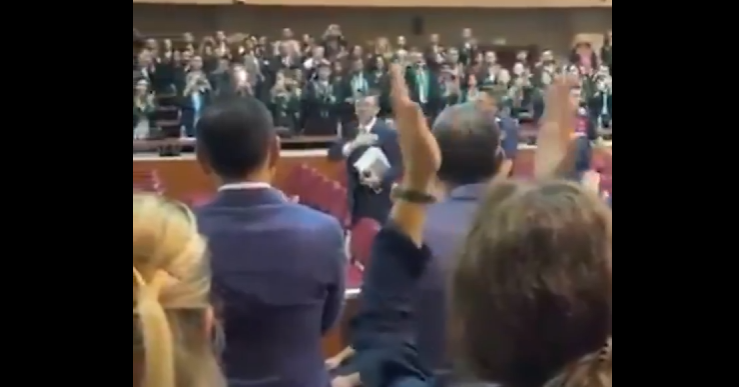 İmamoğlu’nun duruşmasını şova çevirdiler! Mahkemede usulsüz diplomaya alkış
