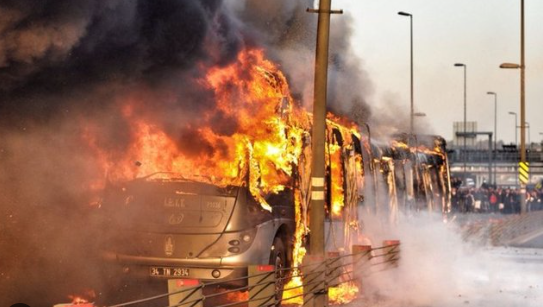 İmamoğlu'nun 'Her gün yeni bir metrobüs' paylaşımına vatandaştan tepki: İnşallah bu da yanmaz