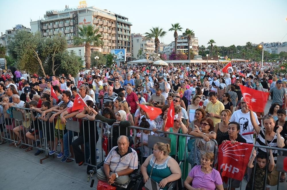 İmamoğlu’nun seçimleri kazanması, Kuşadası’nda kutlandı 