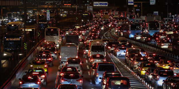 İmamoğlu'nun yönettiği İstanbul'da trafik yine kilit!