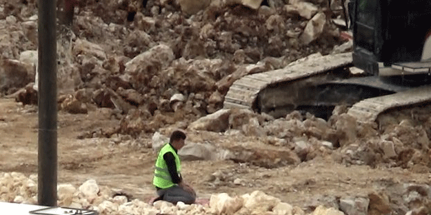 İman varsa imkan da vardır! Ne şantiye ne yağmur işçinin namaz kılmasına engel olamadı