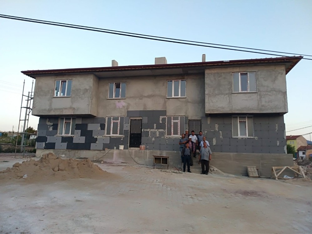 İmece usulü imam evi yapıp yollara kilitli parke taşı döşediler 