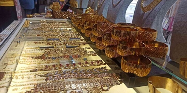 İmitasyon takılara büyük ilgi! 350 bin liraya alan da var 350 liraya alan da