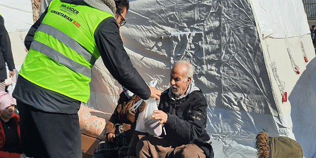 İMKANDER deprem bölgesinde! 20 bin depremzedeye sıcak yemek ve kahvaltı ikram ediliyor