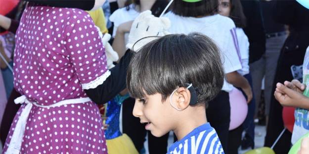  İmplant kullanan çocuklara etkinlik