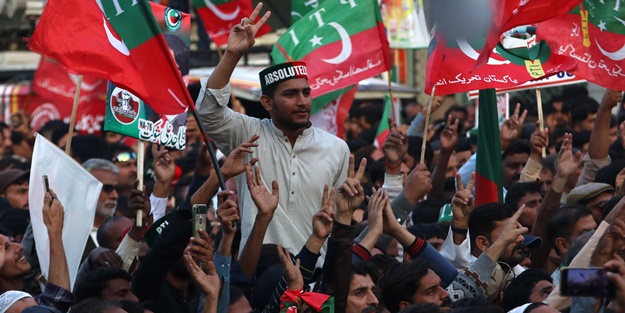 İmran Han'ın partisi yeniden harekete geçti