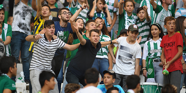 İmza töreninde görülmemiş protesto!