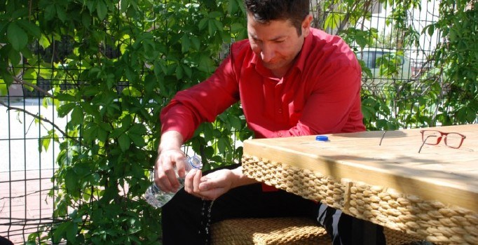 İzmirli Taner Özev 30 yıldır su içmiyor