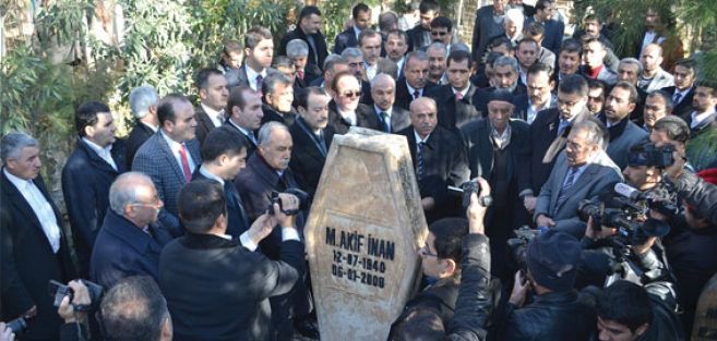 İnan dualarla anıldı