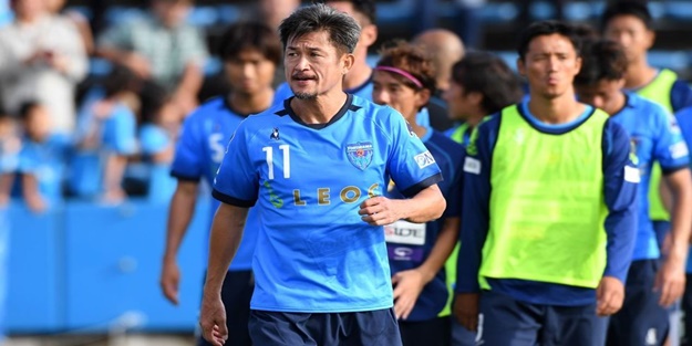 İnanılır gibi değil 50 yaşındaki futbolcuya yeni sözleşme yapıldı