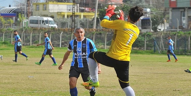 İnanılır gibi değil! 69 yaşında yeni takımıyla ilk maçına çıktı