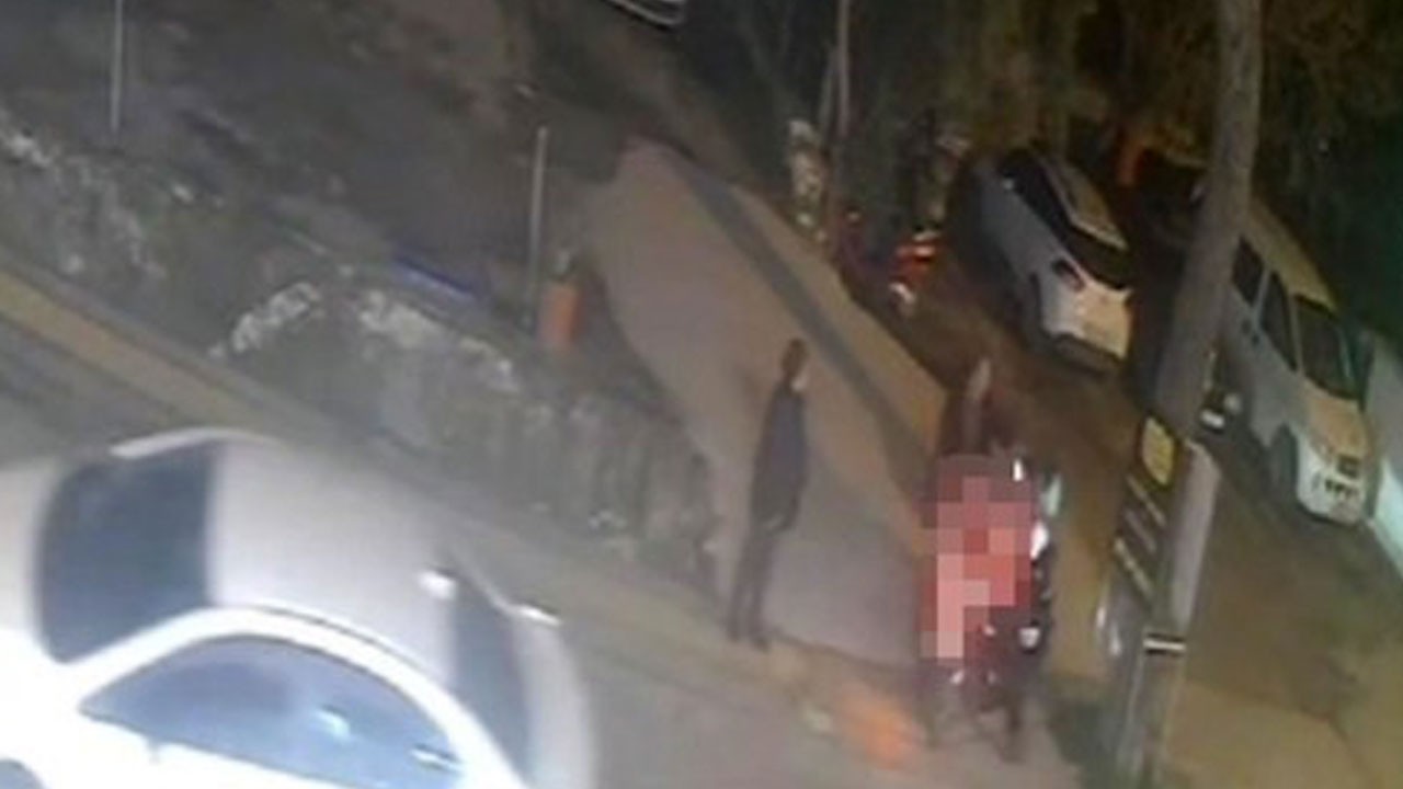 İnanılır gibi değil! Bakın motokuryeye neden yumruk atmış