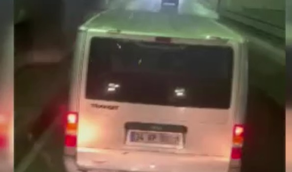 İnanılır gibi değil! İtfaiyeye yol vermeyen sürücü kamerada