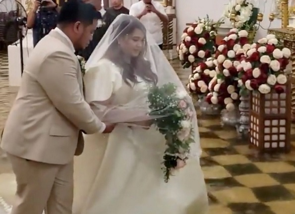 İnanılır gibi değil! Ülke sular altında kaldı onlar düğünü ertelemedi