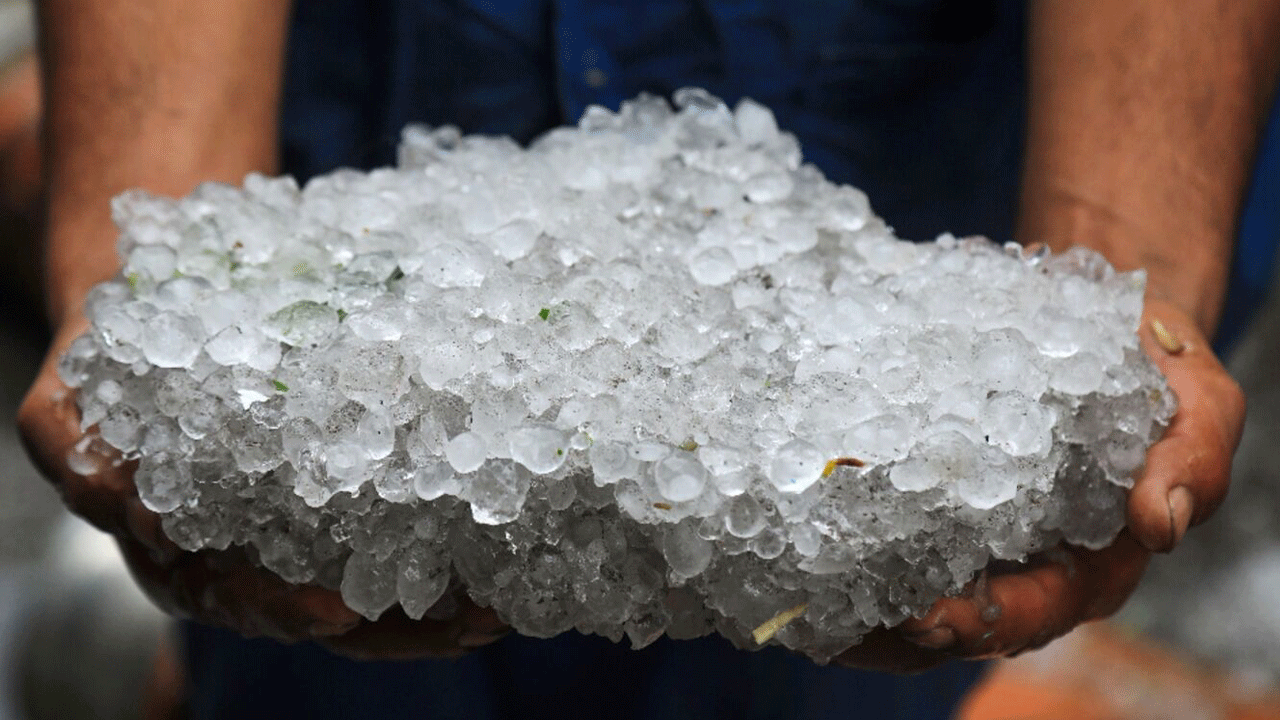 İnanılır gibi değil! Yaz ortasında sokaklar buz parçaları ile doldu