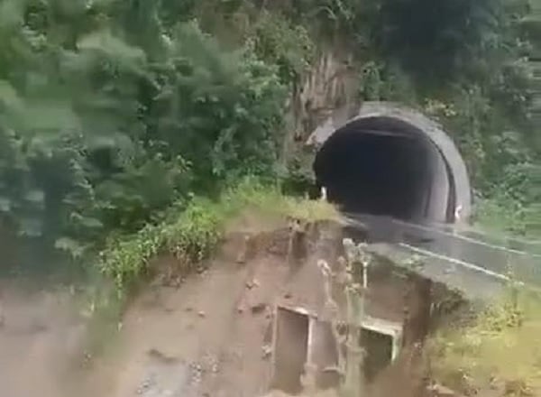 İnanılır gibi değil! Yol dereye uçtu