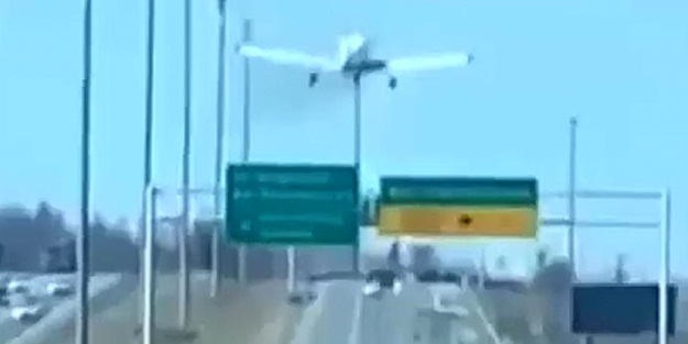 İnanılmaz anlar! Arıza yapan uçak otoyola indi