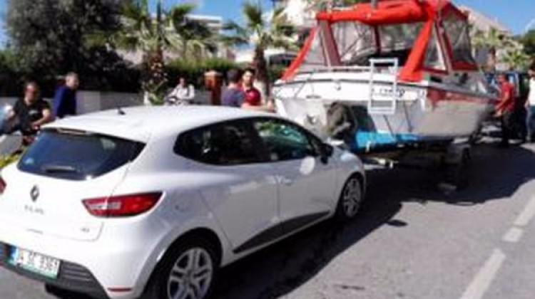 İnanılmaz kaza! Yat otomobile çarptı