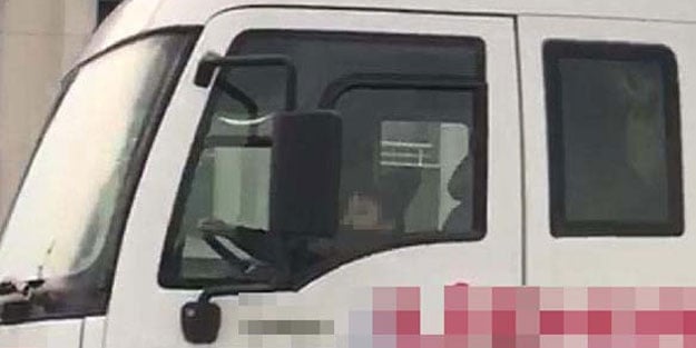 İnanılmaz olay! TIR çekicisini, 7 yaşındaki çocuğa kullandırdılar