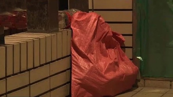 İnanması çok güç! Tam 5 sene boyunca cesetle yaşadı