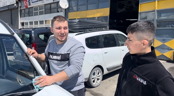 İnanması güç ama şahin seyir halindeki araca kondu