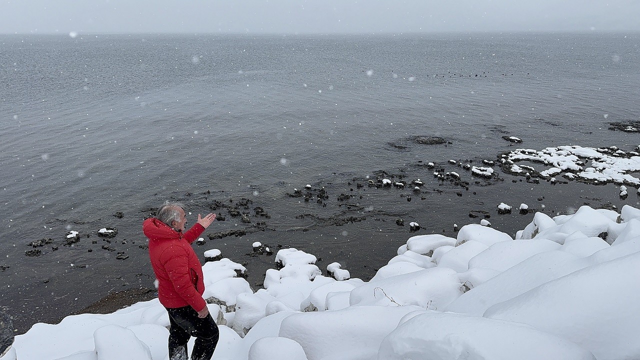 İnanması güç! Buz gibi suda böyle yüzdü