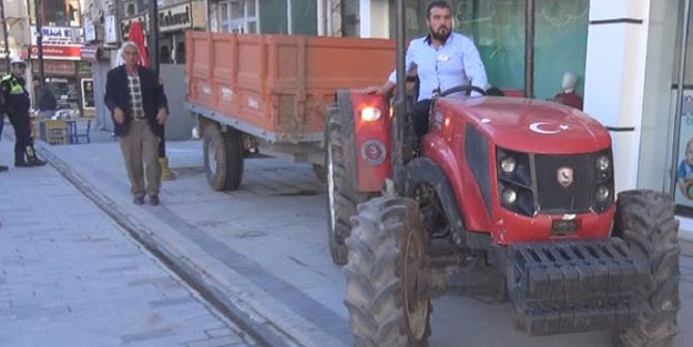 İnat edip traktörle girdi, çıkmak için dakikalarca uğraştı