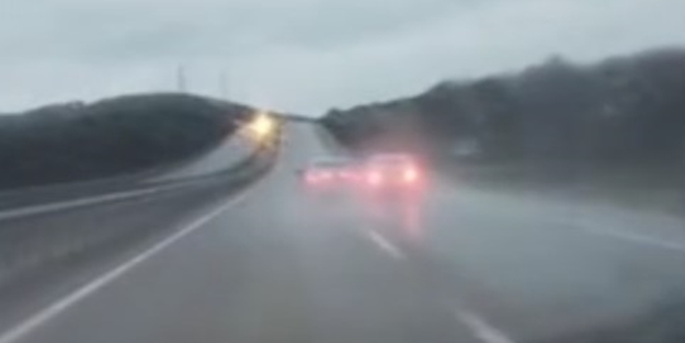 İnatlaşan sürücüler trafikte birbirine çarparak ilerledi