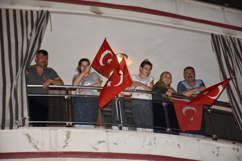 İncirliova kırmızı beyaza büründü 