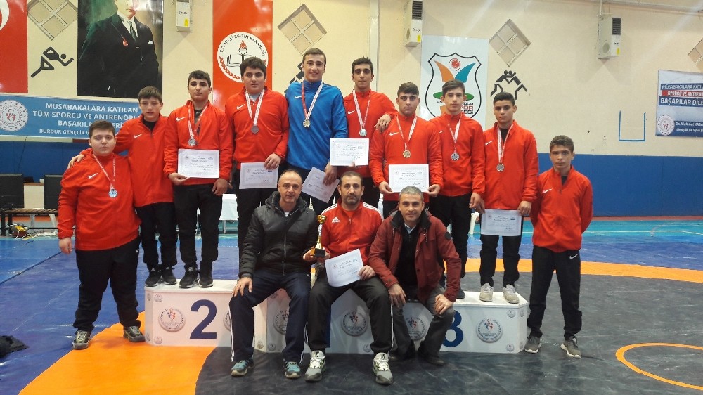 İncirliova Spor Lisesi, minderin tozunu silkeledi 