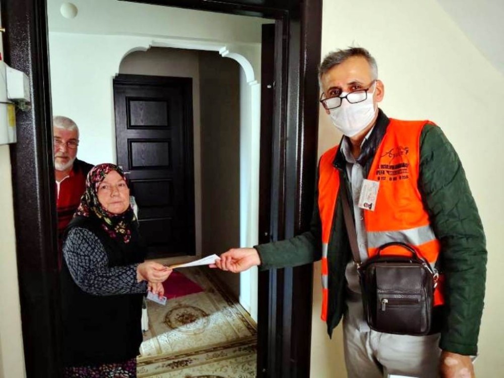 İncirliova’da 65 yaş üstü 147 vatandaşın maaşı evde teslim edildi 