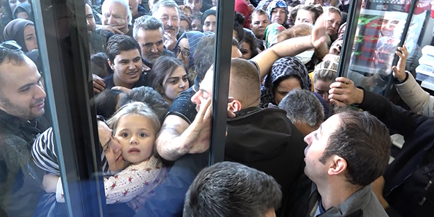 İndirim izdihamı! Herkes birbirini ezdi