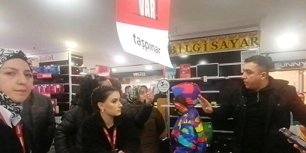 İndirim yapan mağazada bu ürünler satışa sunuldu! İzdiham: Hucüm eden müşterilerle çalışanlar birbirine girdi