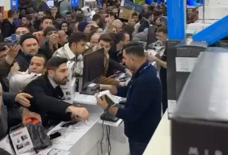 İndirimi duyan koştu geldi, sonucunda bayılan bayılana!