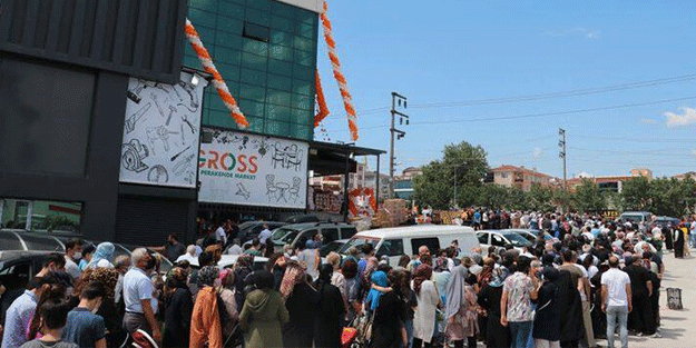 İndirimi duyan oraya koştu! 1 kilometre kuyruk oluştu