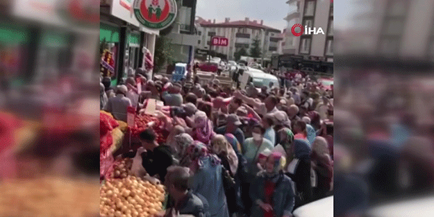 İndirimli şeker alabilmek için vatandaşlar birbirini ezdi