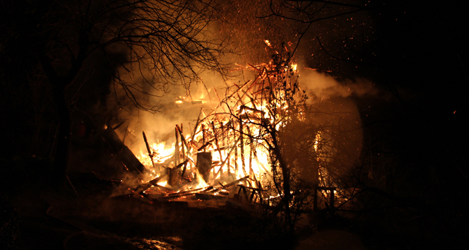 İnebolu’da ahşap bina kül oldu