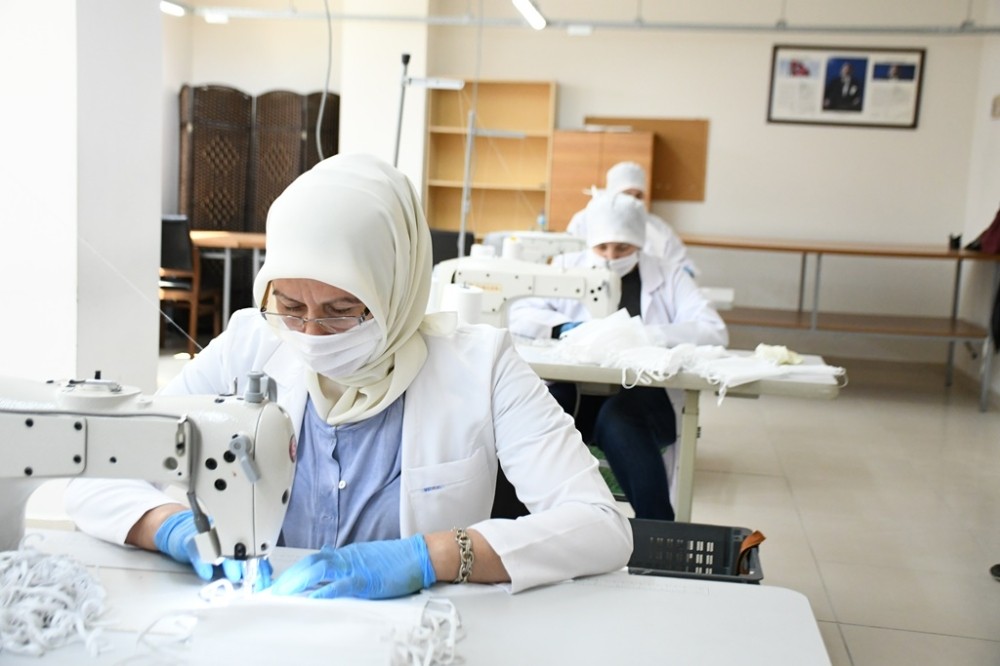 İnegöl Belediyesi bir günde 18 bin maske dağıttı 
