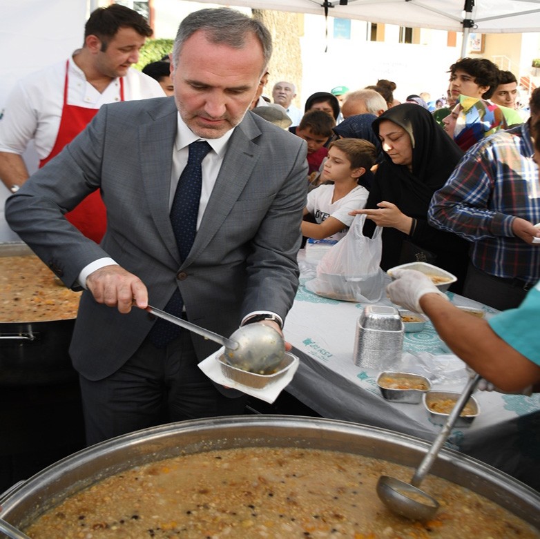 İnegöl Belediyesinden 2 bin kişilik aşure ikramı 