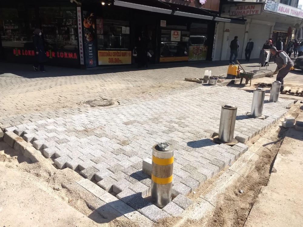 İnegöl Kemalpaşa Mahallesi’nde otopark ve kaldırım çalışmaları sürüyor 