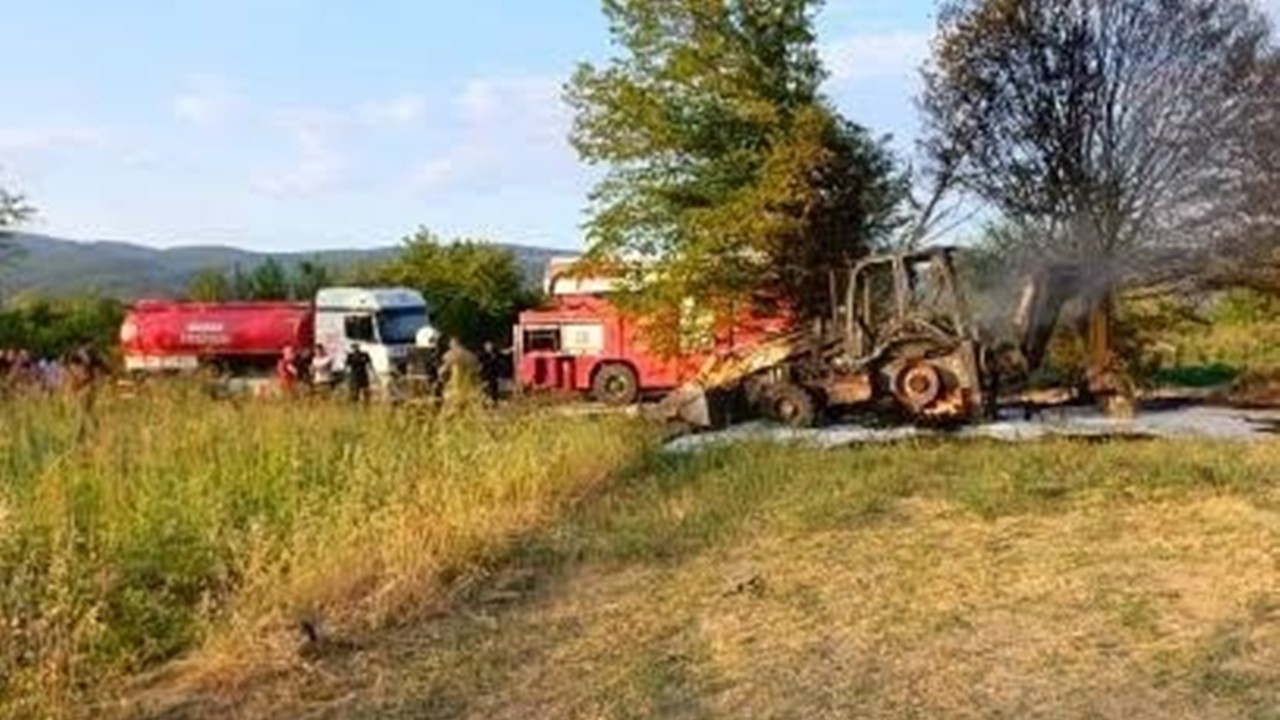 İnegöl’de Ağaç Sökümü Yapan İş Makinesi Alev Alev Yandı