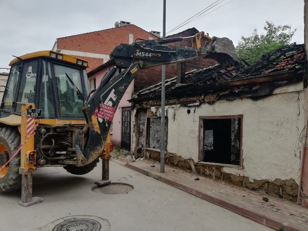 İnegöl’de iki bina yıkıldı 