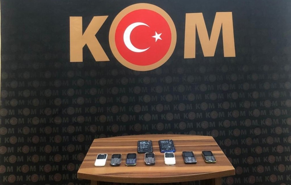 İnegöl’de kaçak telefon operasyonu:3 gözaltı 